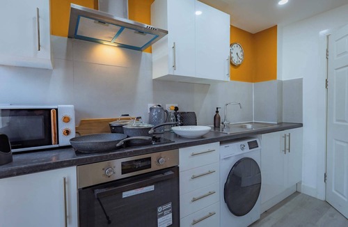 Roath House | Bright 3BR Duplex Steps from Shops & Dining