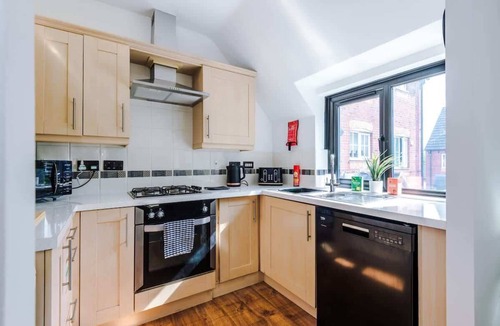 Golborne House | Bright 3BR Warrington Home Near Golf & Sailing