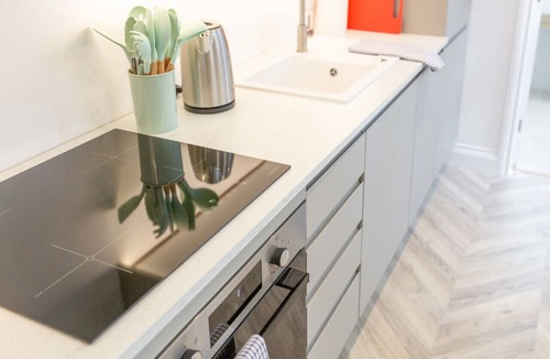 Cheltenham House | Bright & Airy 2BD - 10 mins walk into Centre