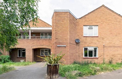 Eton Apartment | Bright and Spacious Apartment-Unbeatable Location! - Pass the Keys