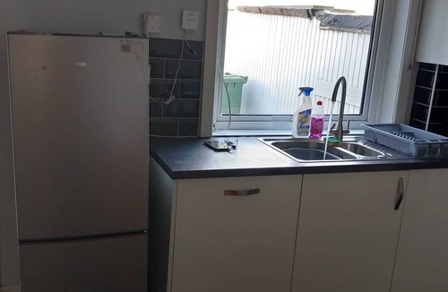 Radcliffe House | Bright, Cheerful, Comfortable 2-bedroom House Sleeps 6 - Free Parking