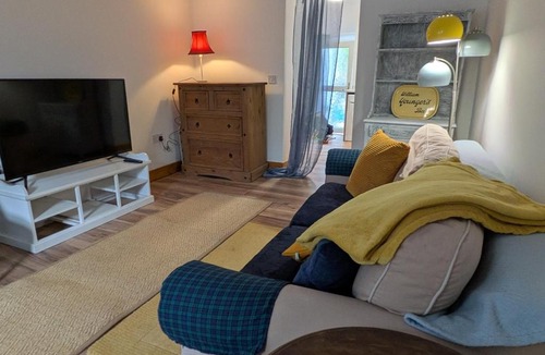 Abercarn House | Bright cottage, sleeps 4, near trails, own parking