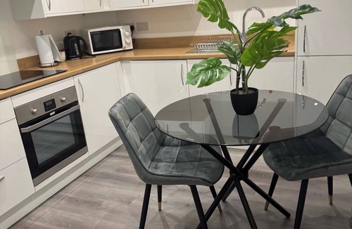 Hull Old Town Apartment | Bright & Cozy Hull Stay