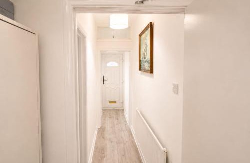 Wolverhampton House | Bright Double Room with Work Desk & Fast Wi-Fi