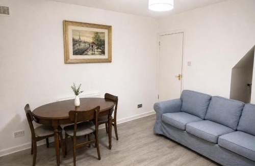 Wolverhampton House | Bright Double Room with Work Desk & Fast Wi-Fi