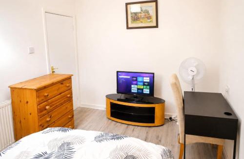 Wolverhampton House | Bright Double Room with Work Desk & Fast Wi-Fi
