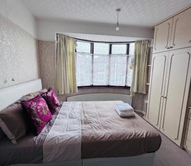 Bramcote House | Bright Double Room Opposite Wollaton Hall & Deer Park , Free Parking