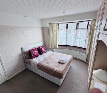 Bramcote House | Bright Double Room Opposite Wollaton Hall & Deer Park , Free Parking