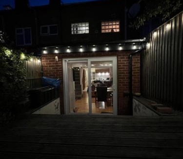 Newent House | Bright & fresh, 3 storey market town house, Newent