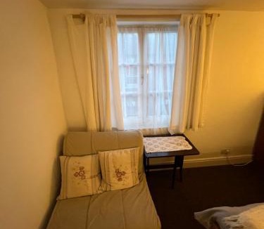Newent House | Bright & fresh, 3 storey market town house, Newent