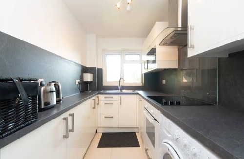 Fulwell and Hampton Hill Apartment | Bright modern 1 bed near Bushy Park, Richmond and central London access
