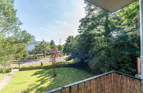 Fulwell and Hampton Hill Apartment | Bright modern 1 bed near Bushy Park, Richmond and central London access