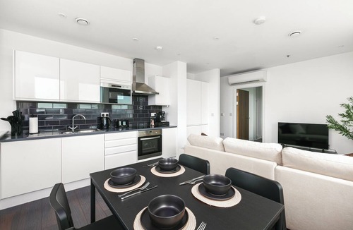 Tooting Apartment | Bright & Modern 2BD 2Bath | Sleeps 6 | Tube | Wifi