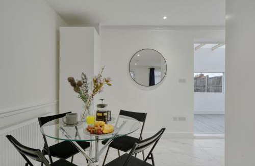 Hale House | Bright Modern Edgware Home with Garden & Parking Sleeps 6