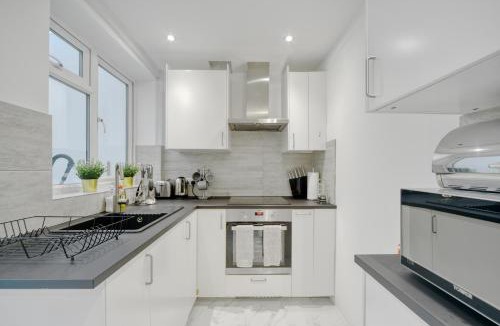 Hale House | Bright Modern Edgware Home with Garden & Parking Sleeps 6
