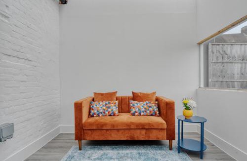 Hale House | Bright Modern Edgware Home with Garden & Parking Sleeps 6