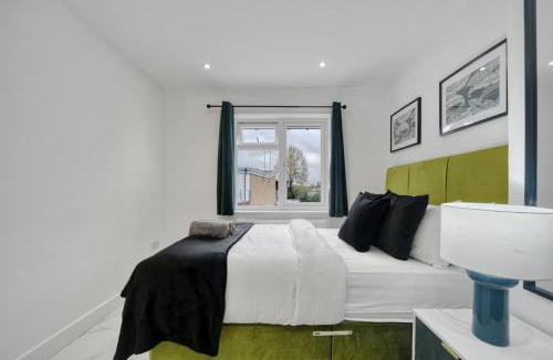 Hale House | Bright Modern Edgware Home with Garden & Parking Sleeps 6