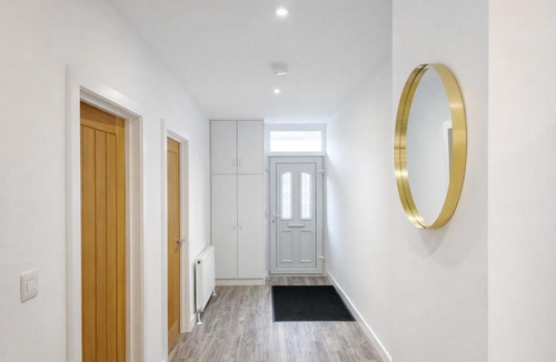 Braintree House | Bright Modern Home with Garden with Free Parking