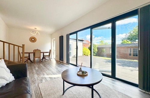 Braintree House | Bright Modern Home with Garden with Free Parking