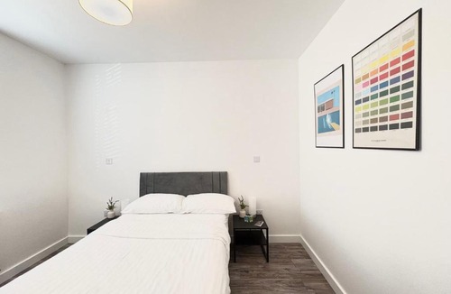 Braintree House | Bright Modern Home with Garden with Free Parking