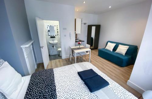 Seven Sisters Apartment | Bright & Modern Studio Flat - 10 min walk to tube