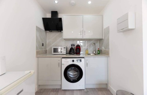Epsom Condo | Bright & Modern Studio Near London, EV Charger