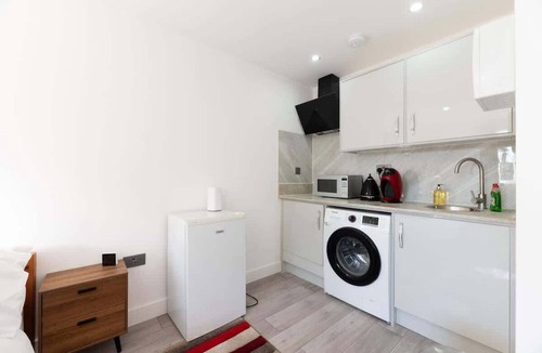 Epsom Condo | Bright & Modern Studio Near London, EV Charger