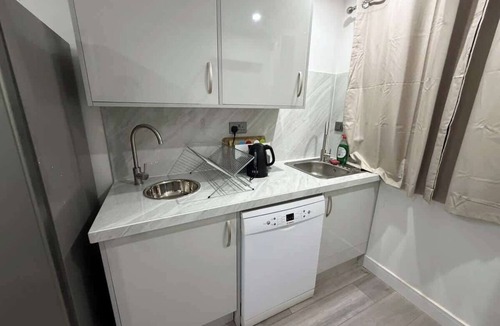 Epsom Condo | Bright & Modern Studio Near London, EV Charger