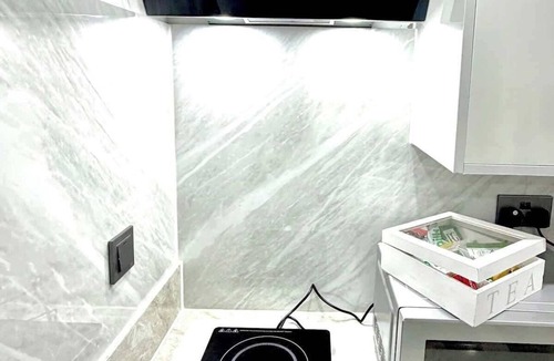 Epsom Condo | Bright & Modern Studio Near London, EV Charger