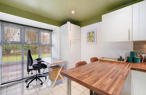 Slough House | Bright & Spacious 3-Bed, 2-Bath Home in Graylands Close