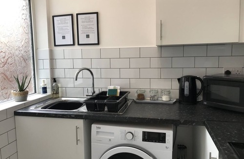 Preston House | Bright Spacious 3-bed with office & patio, Preston