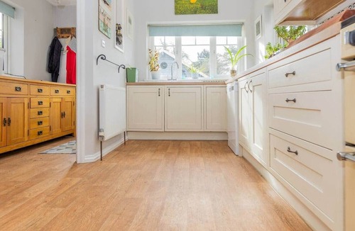 Brundall House | Bright & spacious 4-bedroom bungalow with garden