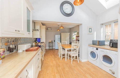 Brundall House | Bright & spacious 4-bedroom bungalow with garden