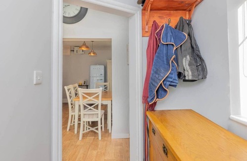 Brundall House | Bright & spacious 4-bedroom bungalow with garden