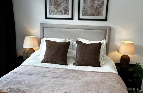 Worcester Park Apartment | Bright & Spacious 4-Bedroom Home Near London