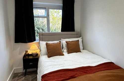 Worcester Park Apartment | Bright & Spacious 4-Bedroom Home Near London