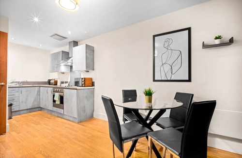 Theatreland Birmingham Apartment | Bright Spacious Apartment - Parking - Balcony - China Town