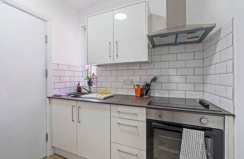 Giltbrook Apartment | Bright Studio Apartment with Self Check-In & Smart TV in Ilkeston