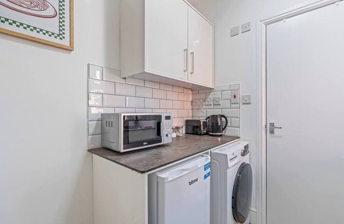 Giltbrook Apartment | Bright Studio Apartment with Self Check-In & Smart TV in Ilkeston
