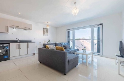 Langley Marish Apartment | Bright Two Bed Apt in Langley/Slough - By Tempstay