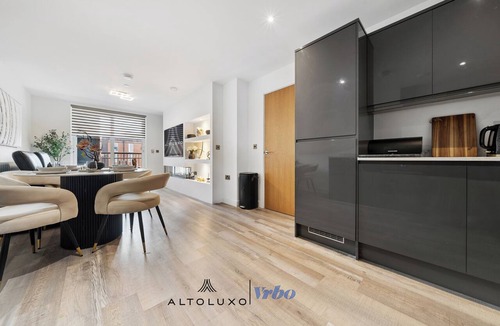 Atlantic Wharf Apartment | Bright Waterfront Cardiff Bay Apt for Small Group by AltoLuxo