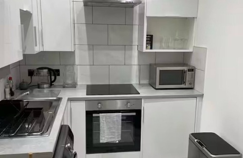 Partick Apartment | Bright West End Flat | 3-Min Walk to Subway | Park Views