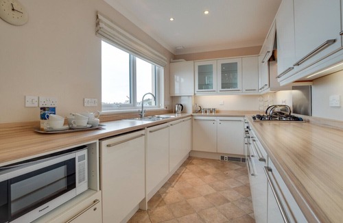 Instow Apartment | Broadwaters - Two Bedroom Apartment, Sleeps 4