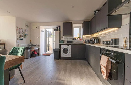 Cwm Frwd Oer House | Brunel House - Cwtch Accommodation