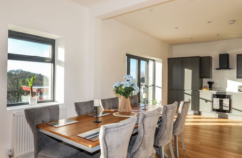 Bont Newydd Cottage | BRYN MIN MANTON PENTHOUSE, pet friendly, with hot tub in Caernarfon