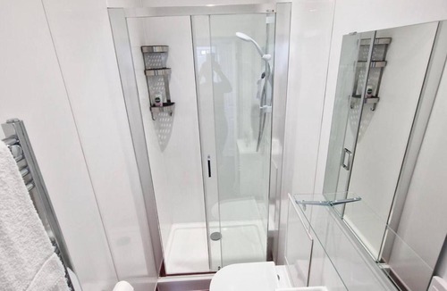 Norwich Apartment | Budget studio apartment ensuite shower & parking