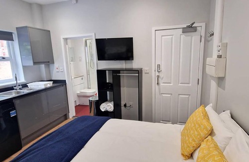 Norwich Apartment | Budget studio apartment ensuite shower & parking