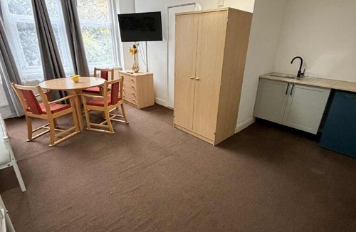 Gosport Apartment | Budget Studio - Central Gosport with Free Parking