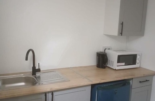 Gosport Apartment | Budget Studio - Central Gosport with Free Parking