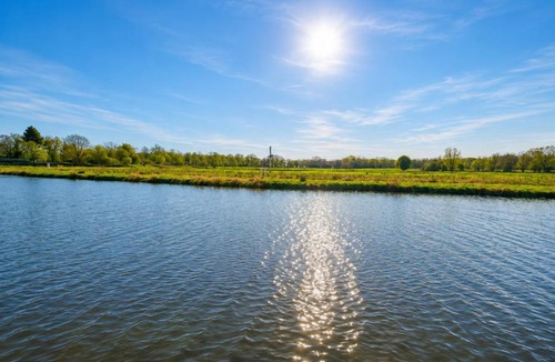 Smallburgh Boat Rental | Bure River Lodge Houseboat